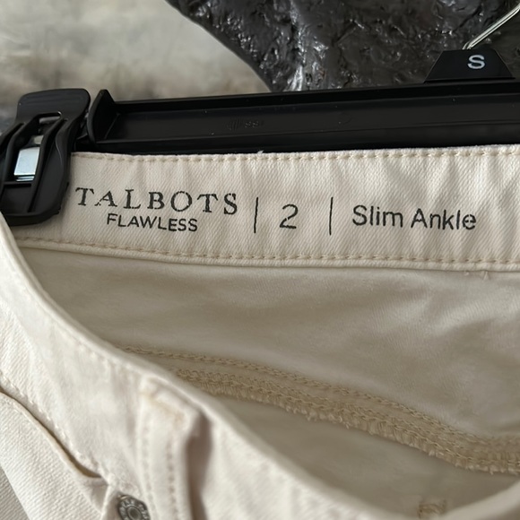 💗TALBOTS! EUC! ‘Flawless’ Slim Ankle, Winter White, Jeans! Like New! Size 2!💗 - Picture 2 of 3